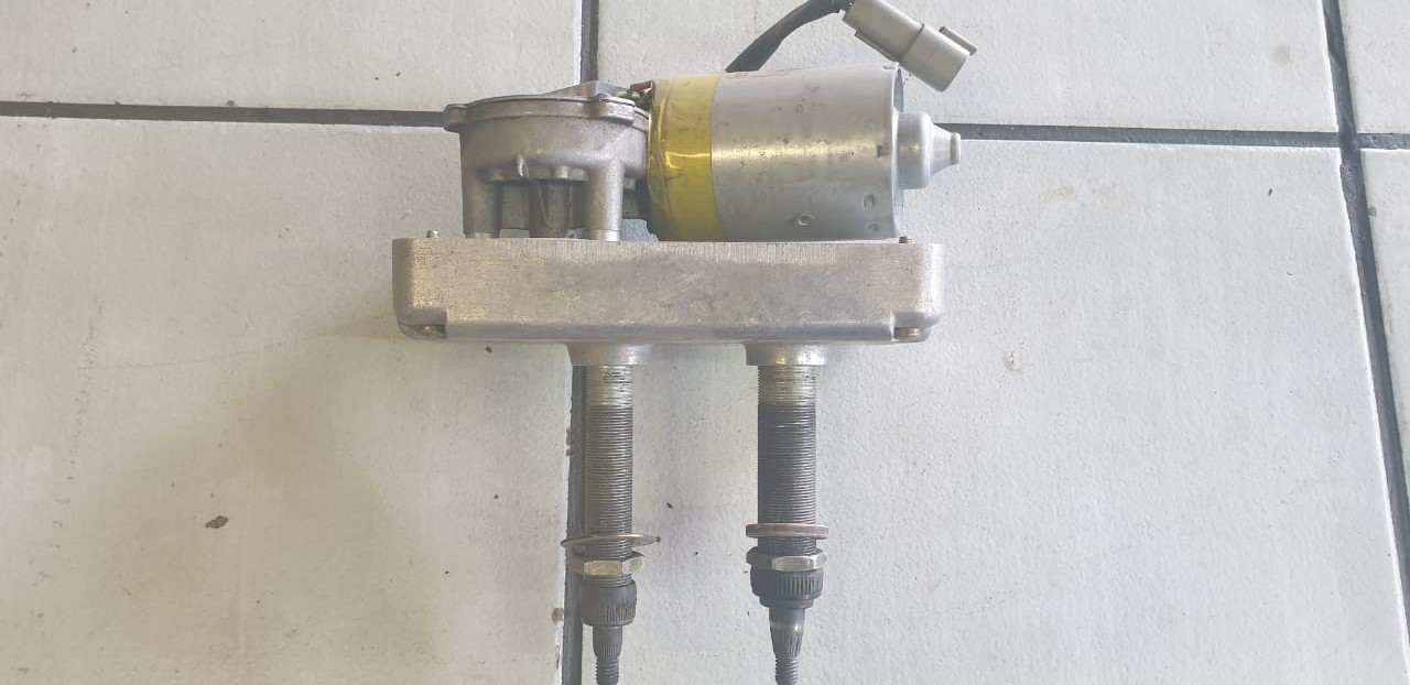 06a-4 John Deere Valeo Windshield Wiper Motor - Image 1