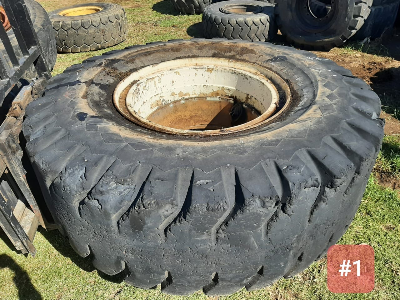 b1-2 Industrial Tyre With Rim 24.00-35 - Image 1